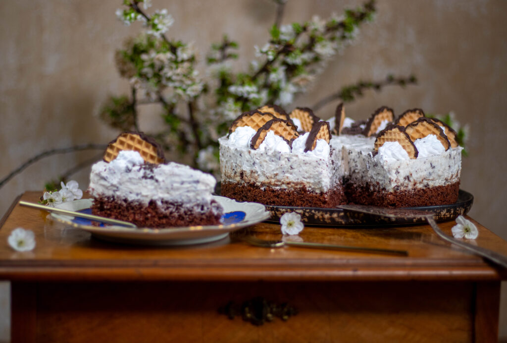 Diese Torte ist nicht so Anfänger*innen-geeignet wie das unvegane Pendant
