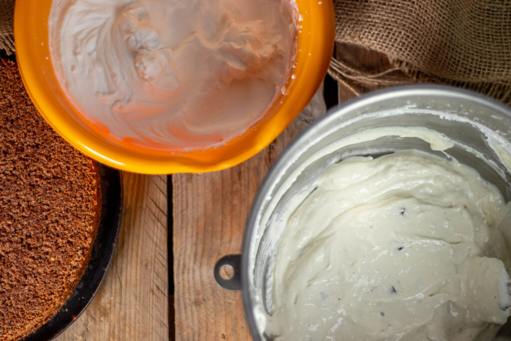 5. Die Quark-Schaummassencreme mit Schokostückchen ist fertig, Jetzt kann die Sahne untergehoben werden.