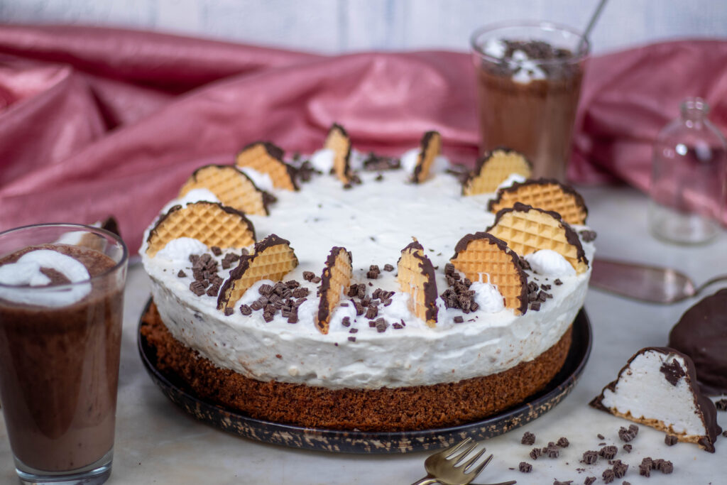 Diese Torte zeichnet sich durch ihren zarten, luftigen Schokoladenbiskuit aus, der mit einer reichen, rein pflanzlichen Schokokusscreme bedeckt ist.