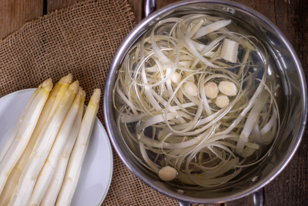 2. Zuerst aromatisiere ich das Kochwassser für den Spargel mit den Spargelschalen und -enden.