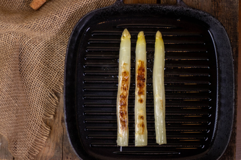 4. Der kurz vorgegarte Spargel wird mit Albaöl gegrillt.
