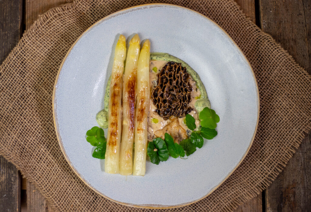 Gegrillter weißer Spargel auf Morchelsauce - das Plating lädt zum Naturspaziergang für den Gaumen ein