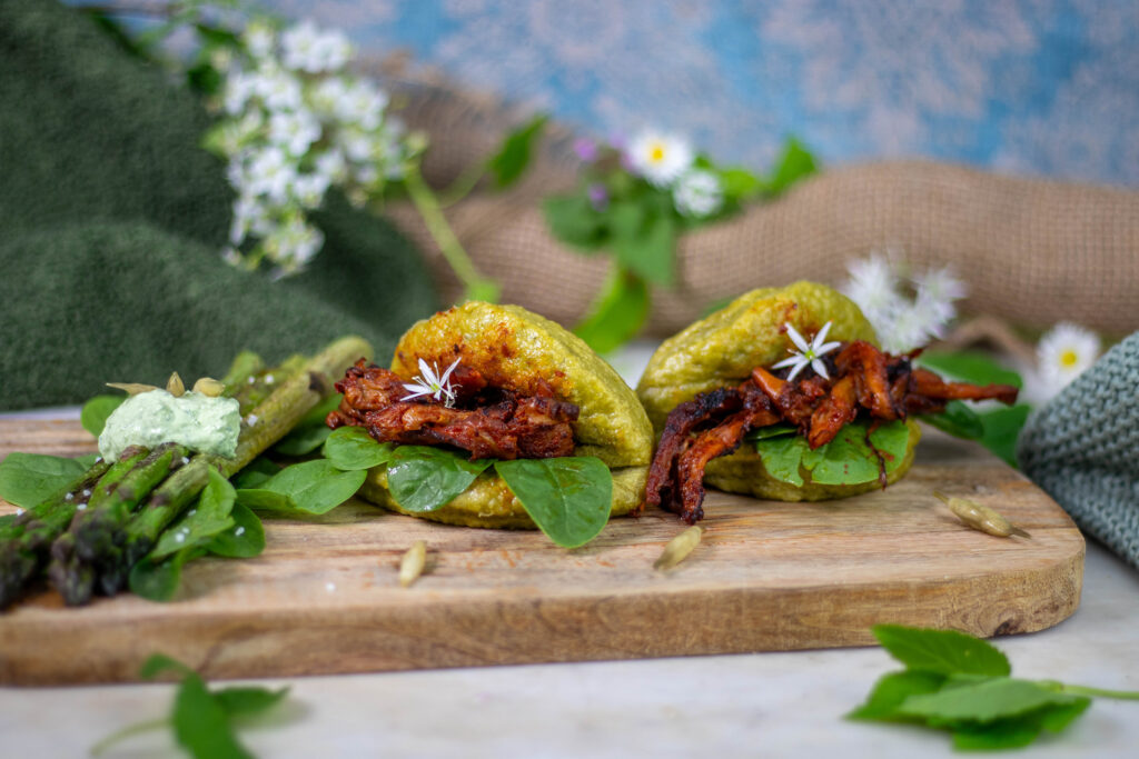 Giersch Bao Buns, fluffig gedämpft,  gefüllt mit Pulled Austernpilzen