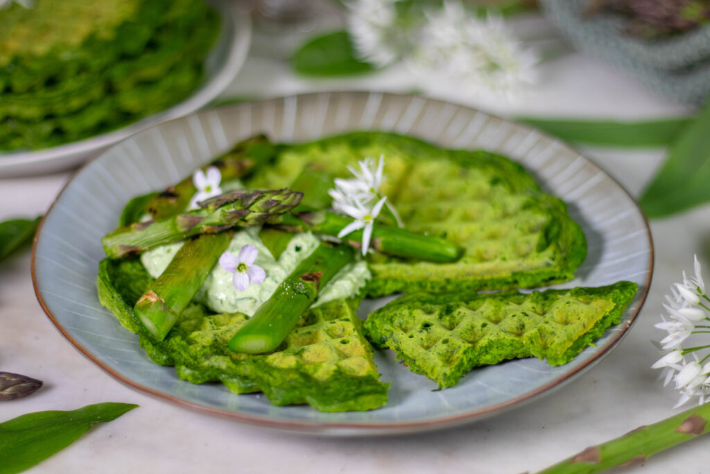 Grüne Waffeln - Bärlauch-Spinat-Waffeln - mit Dip und Spargel