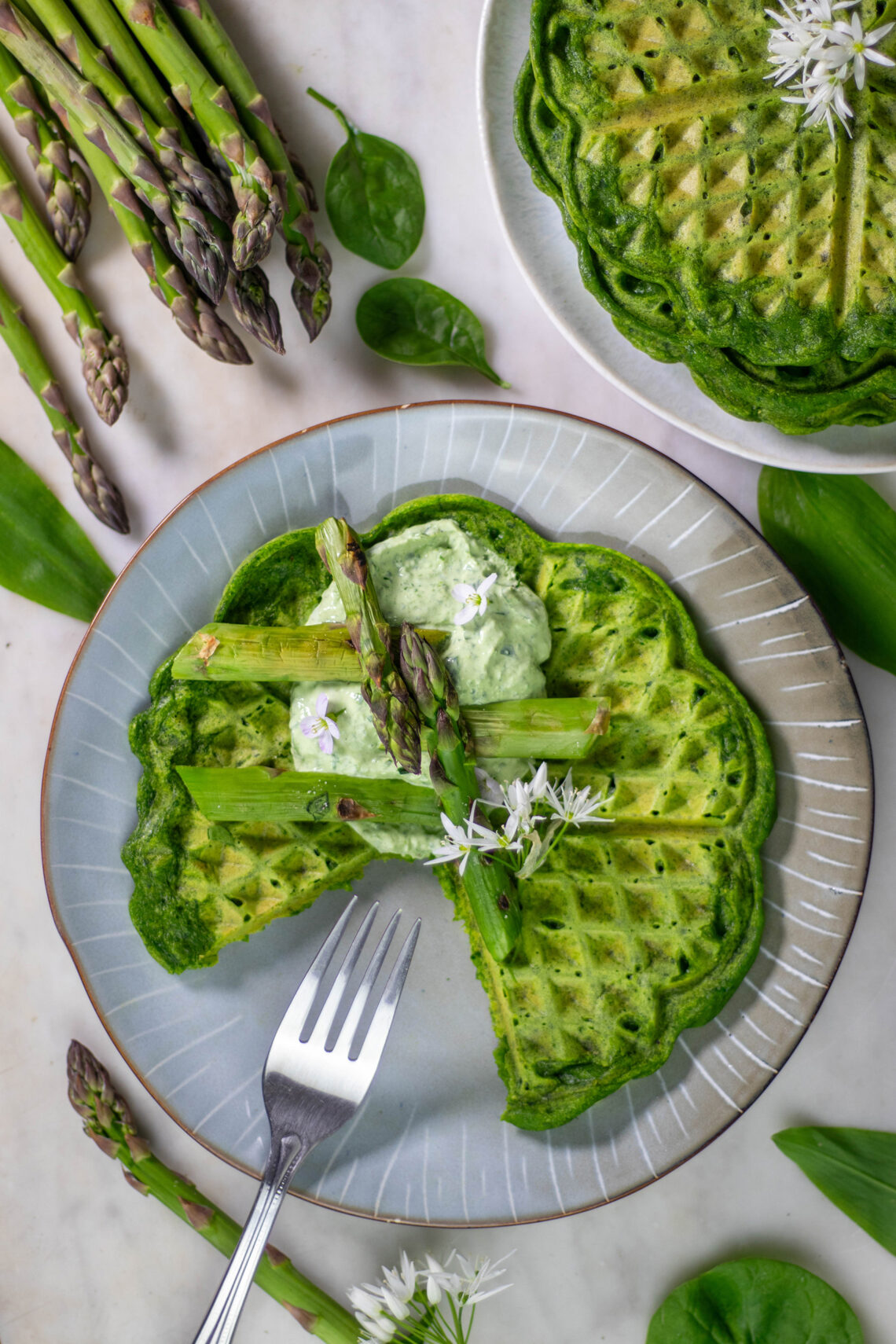 Grüne Waffeln - Bärlauch-Spinat-Waffeln - mit Dip und Spargel