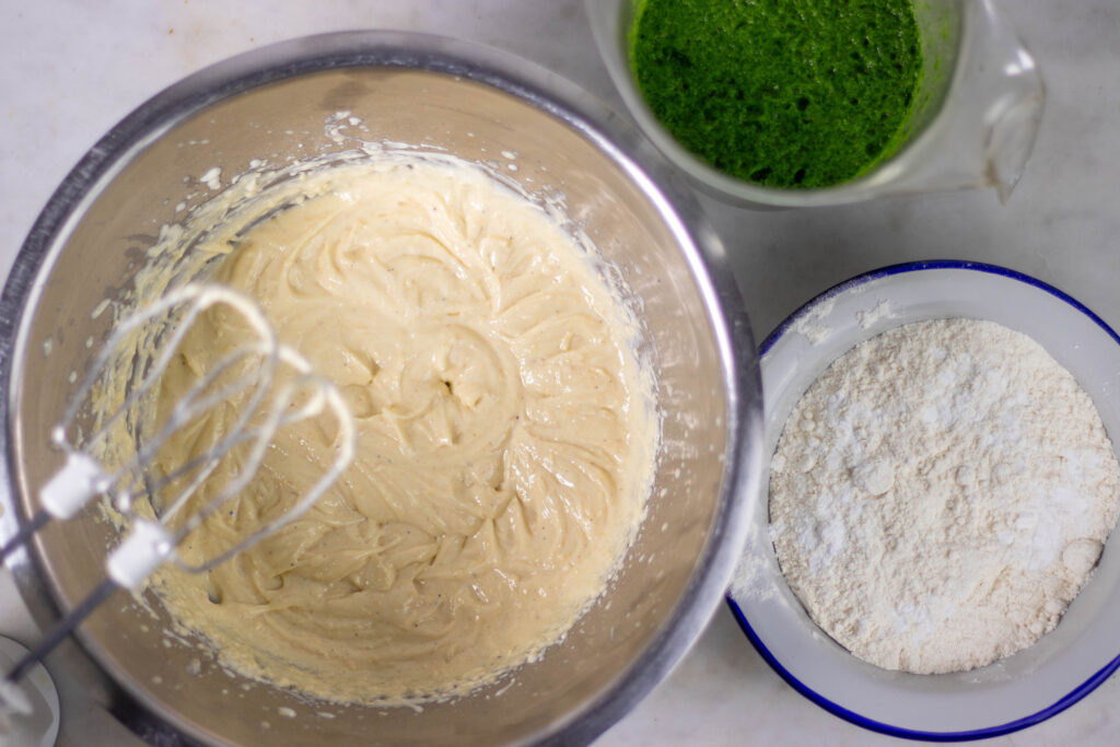 4. Das angerührte Kichererbsenmehl einrühren, dann nach und nach abwechselnd Mehl und die Kräutermilch einmixen.