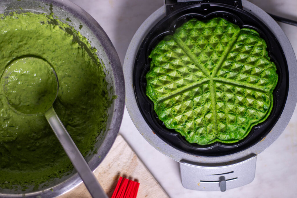 8. Ausbacken der veganen, herzhaften Waffeln im Waffeleisen.