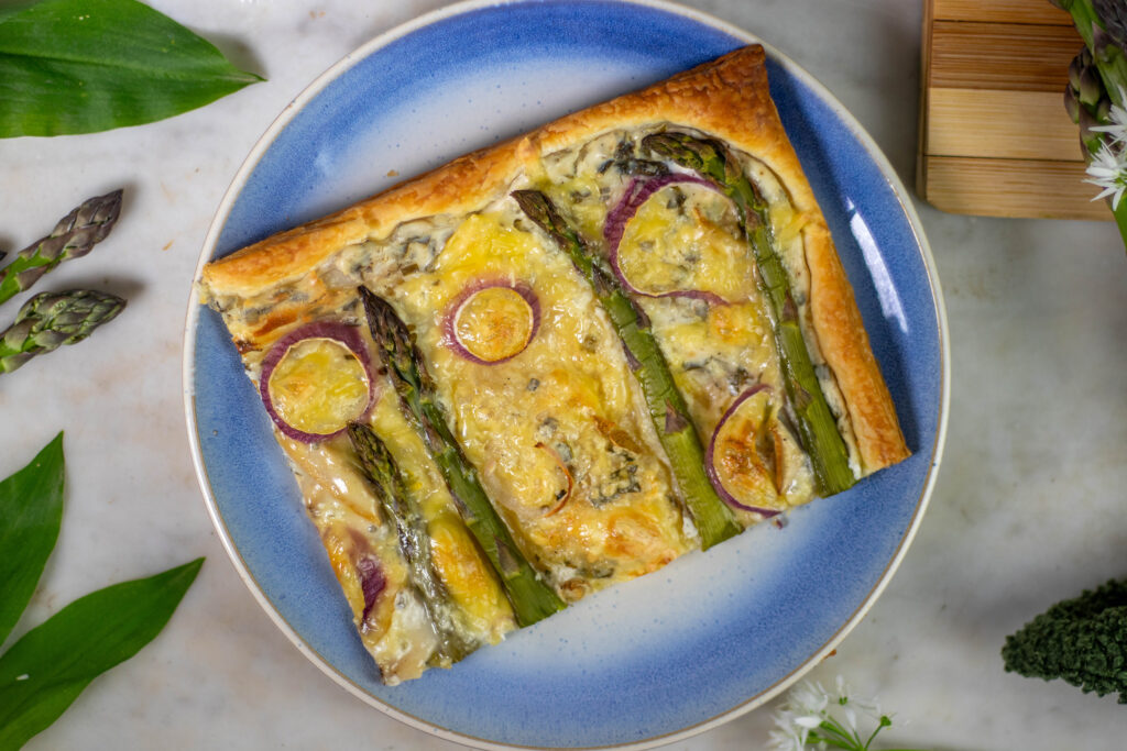 Ein aromatisches Tarterezept mit knackigem, grünem Spargel, selbst gesammeltem Bärlauch und Maipilzen