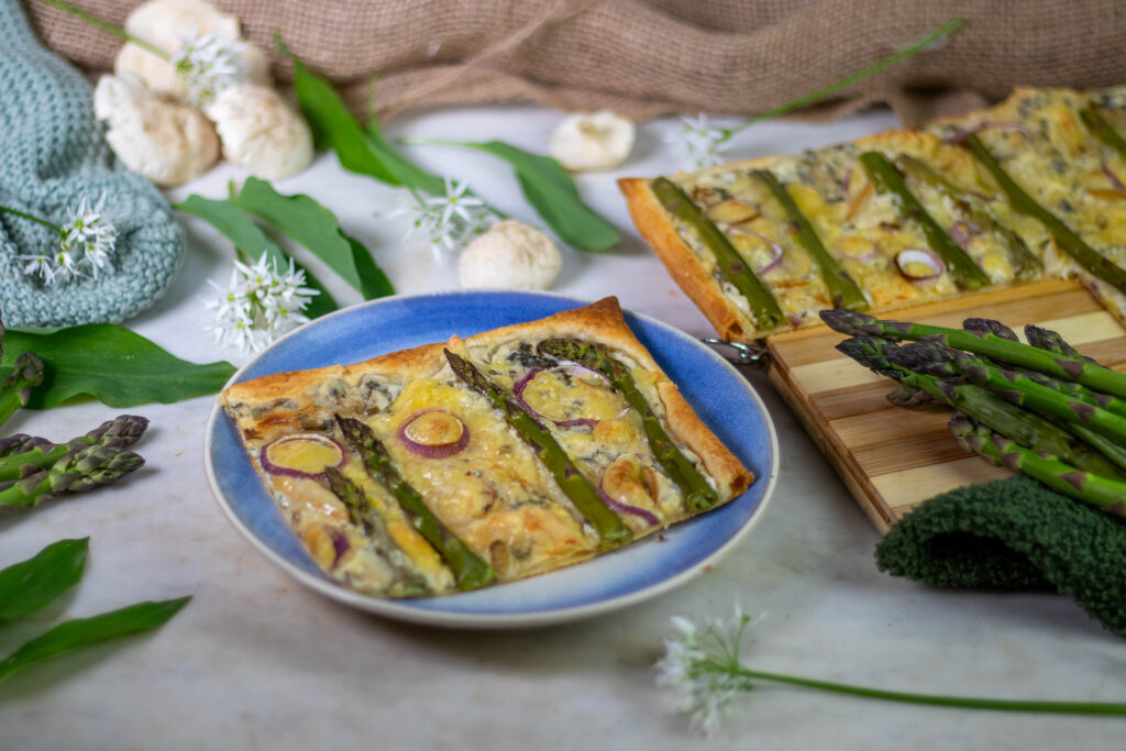 Diese herzhafte Frühlingstarte kombiniert zarten, grünen Spargel und frisch gesammelte Wildpilze mit einer reichen Bärlauchcreme