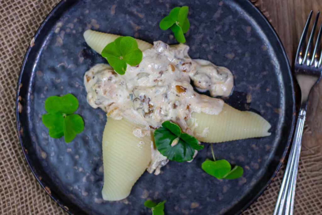 Rezept für vegane Morchelsauce - regional und klimafreundlich. Hier mit Sauerklee und Buchenkeimling garniert.
