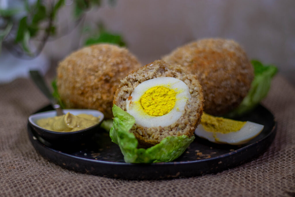 In Großbritannien kann man Schottische Eier fertig in Supermärkten kaufen und sie sind ein beliebter Snack. Aber sie sind nicht vegan.