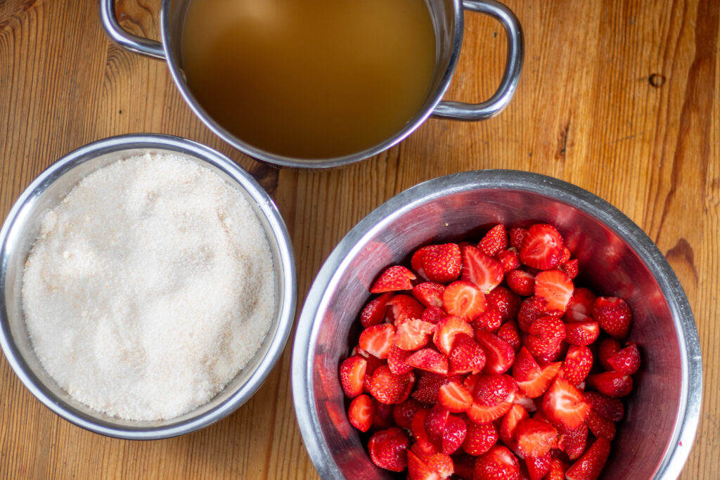 5. Die Erdbeeren werden beim Putzen vom Grün befreit und grob geteilt.
