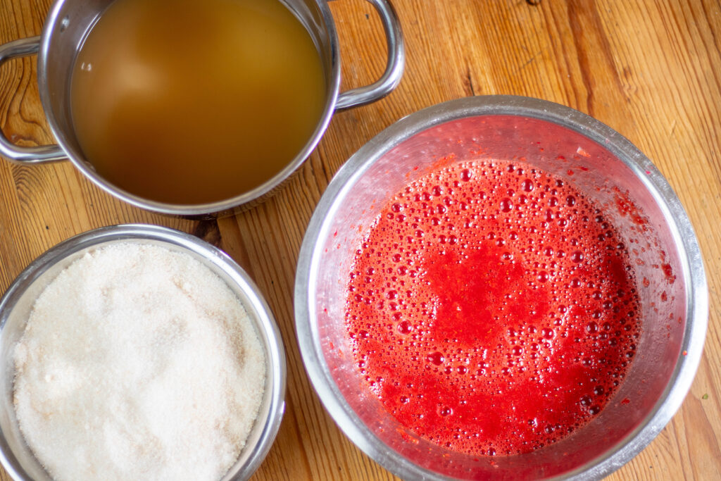 6. Die Erdbeeren sind grob püriert, nun kann die Marmelade eingekocht werden.