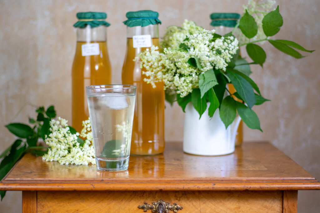 Holunderblütensirup beherbergt eine feine, blumige Süße, die von subtilen, fruchtigen Noten begleitet wird.