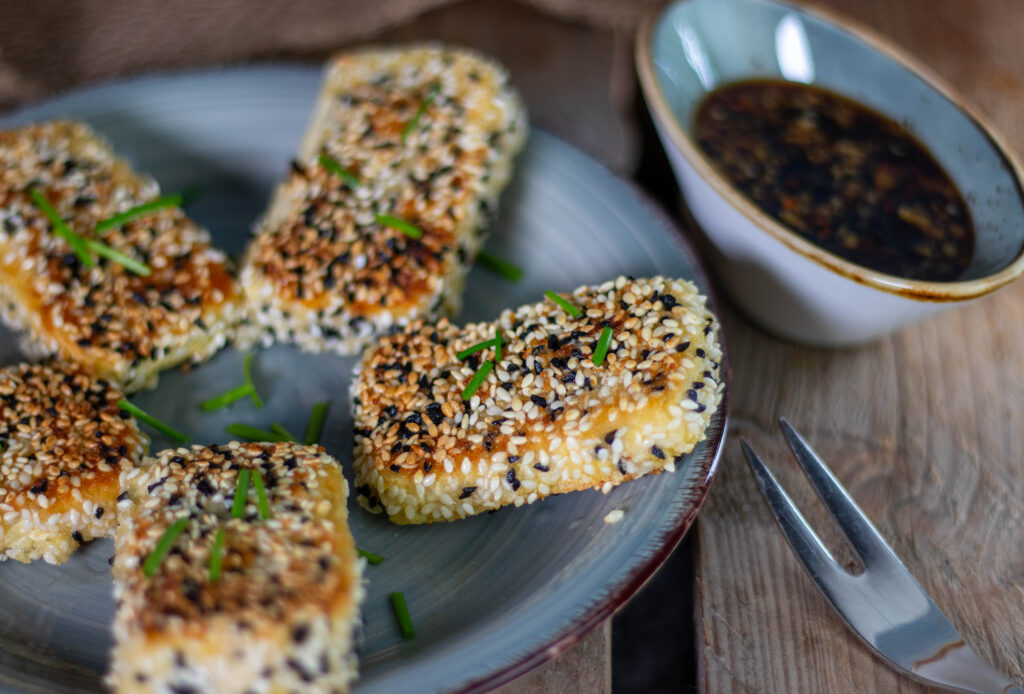Sesamkrustentofu, knusprig paniert, mit asiatischem Dip