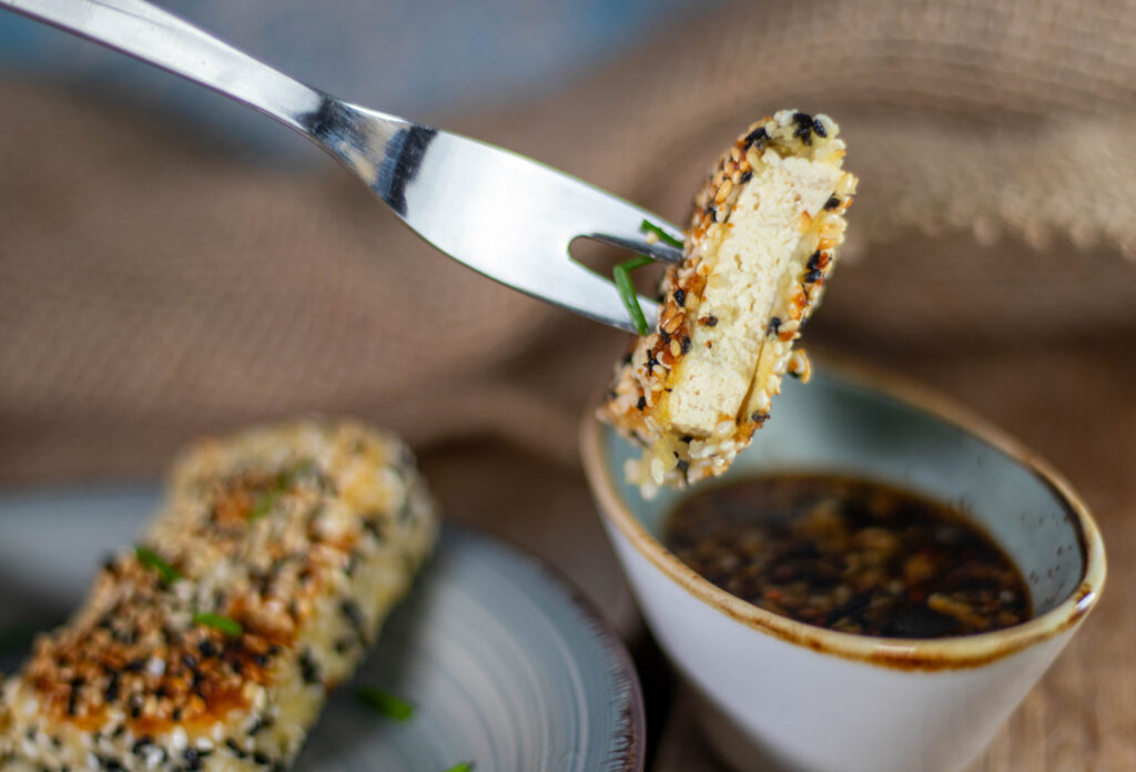Sesam und Schwarzkümmel machen die krosse Panade so lecker