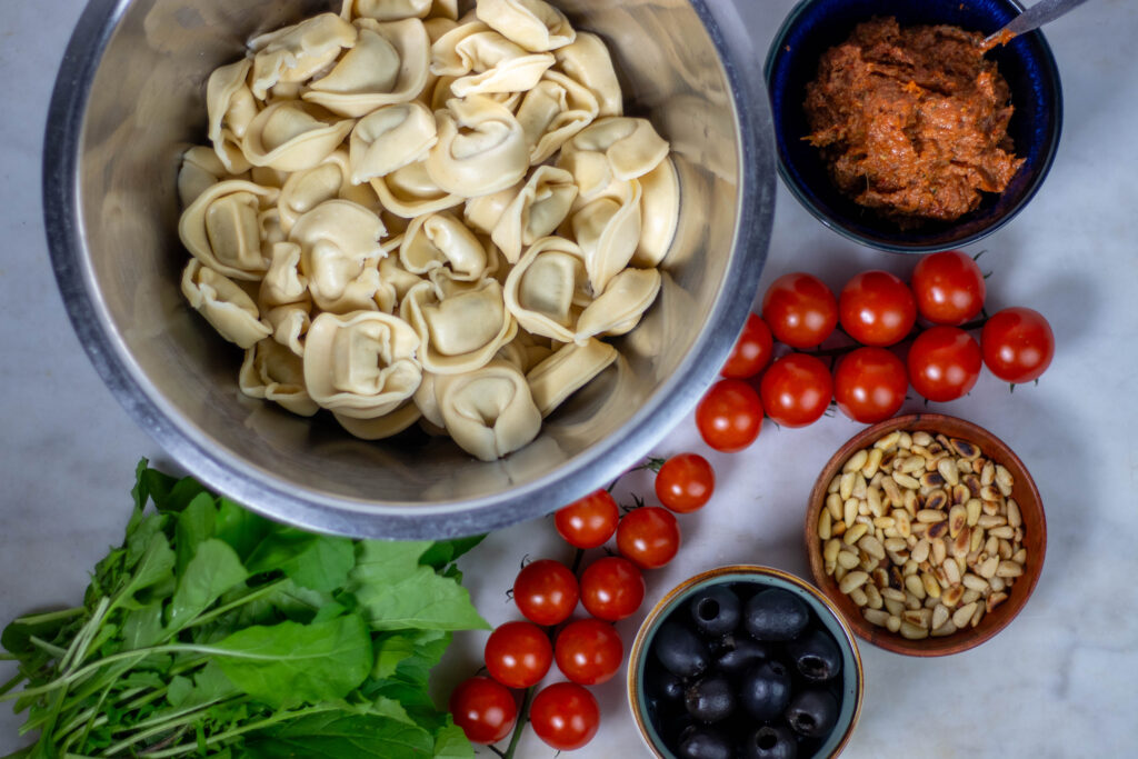 2. Alle Zutaten für den Salat. Die Tortellini sind nach Packungsangabe gegart.