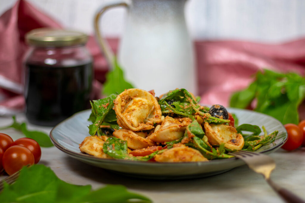 Tortellini-Salat lässt sich sehr gut vorbereiten und mitnehmen