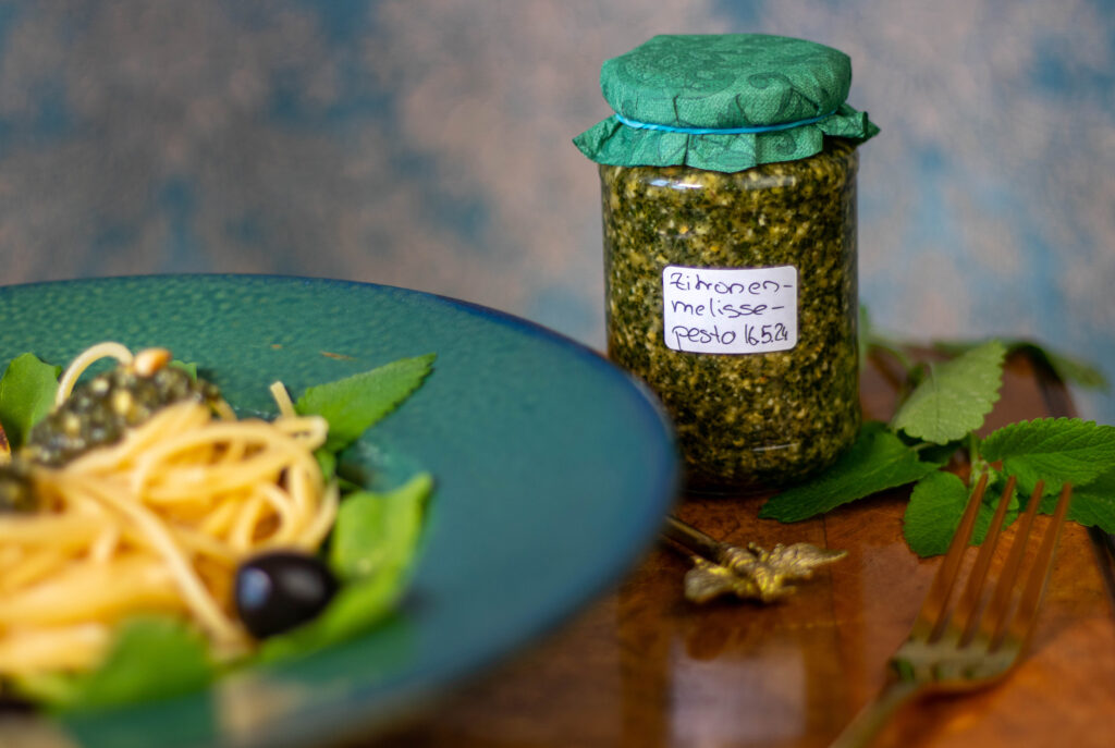 Zitronenmelisse-Pesto ist eine erfrischende und aromatische Variante des klassischen Pesto.