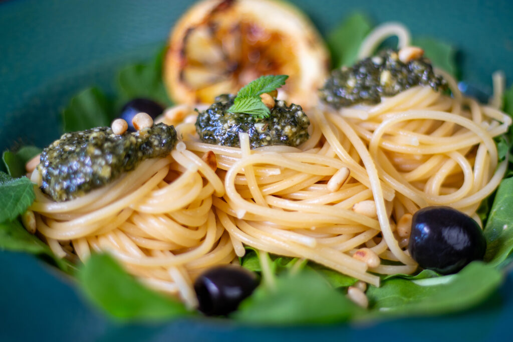 Mein Rezept für Zitronenmelisse-Pesto ist perfekt für die preiswerte Feierabendküche.