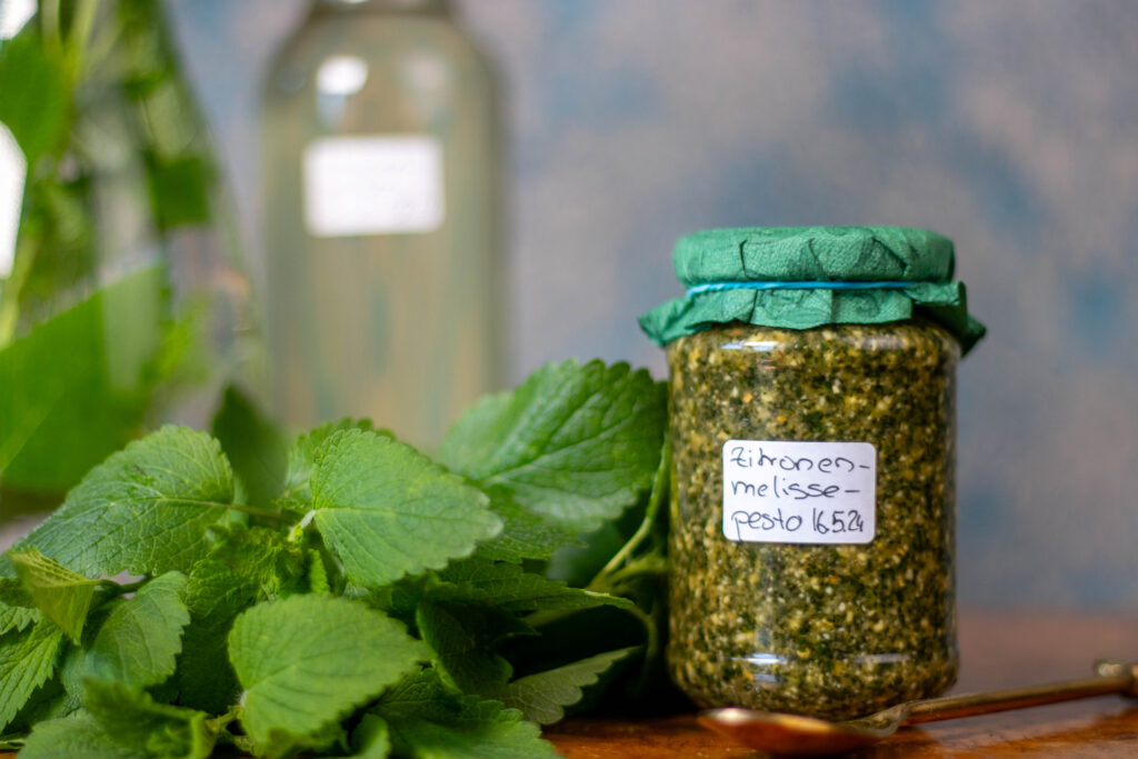 4. Das Zitronenmelisse-Pesto fülle ich in Gläser ab. So ist es lange im Kühlschrank haltbar.