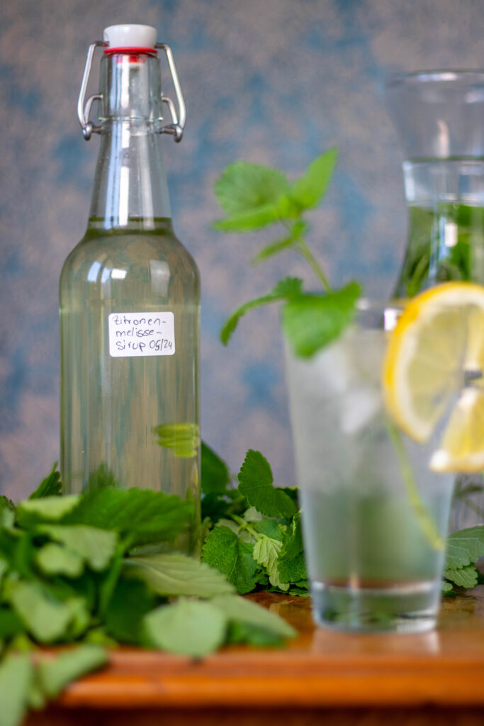 Mit diesem Rezept für Zitronenmelisse hast Du ein einfaches, fantastisches Sommerkräuterrezept.