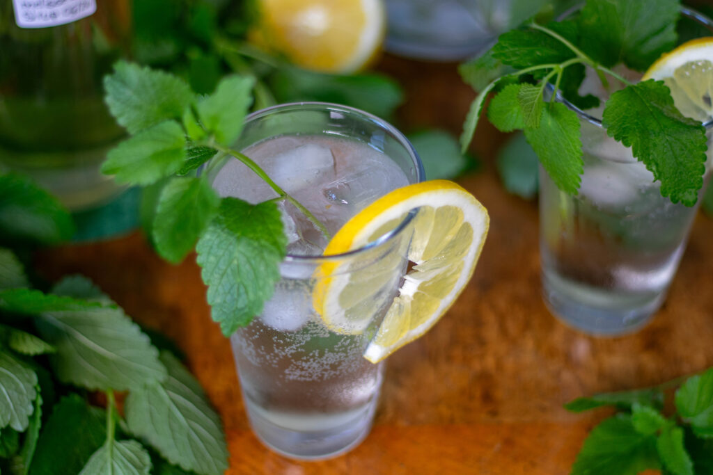 Limonade zuhause selber machen, Süßspeisen verfeinern, Cocktails damit aromatisieren, Salatdressings aufpeppen und vieles mehr.