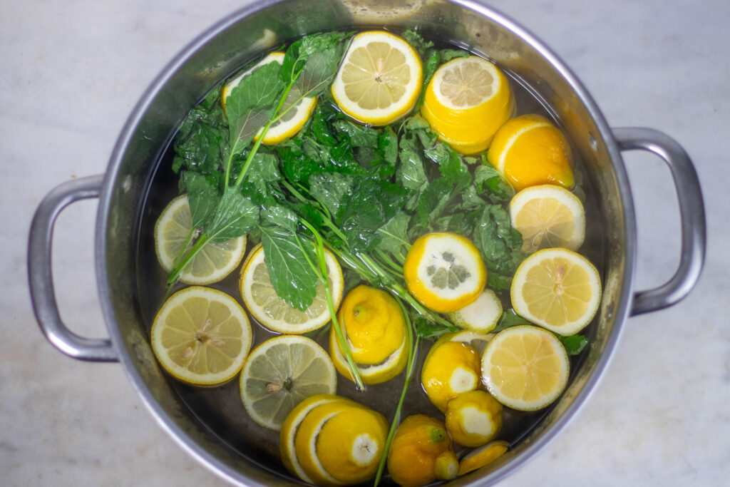 3. Der Sirup ist einreduziert und wird nun mit reichlich Zitronenmelisse und Zitrone aromatisiert. Hier in der doppelten Menge vom Rezept.