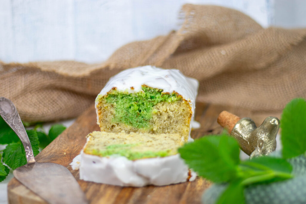 Seit Jahrhunderten ist die heilende Wirkung der Melisse bekannt. Und sie schmeckt auch sehr gut im Kuchen.