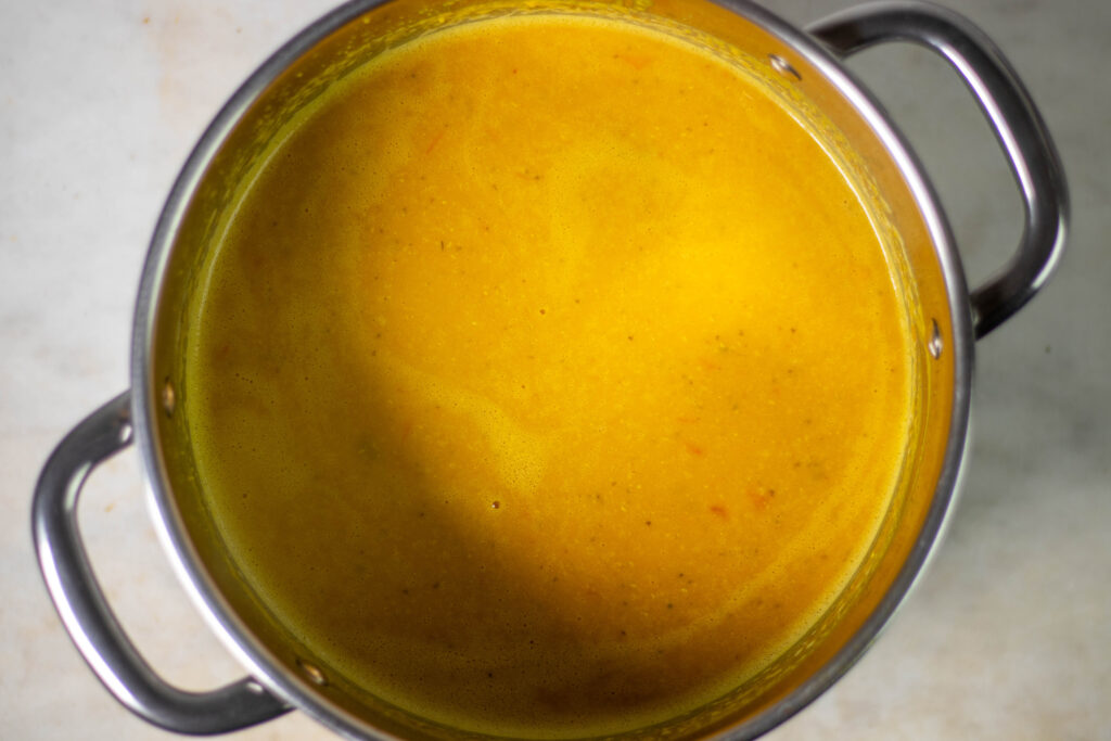 7. Das Dal noch einmal kurz aufkochen und dann servieren.