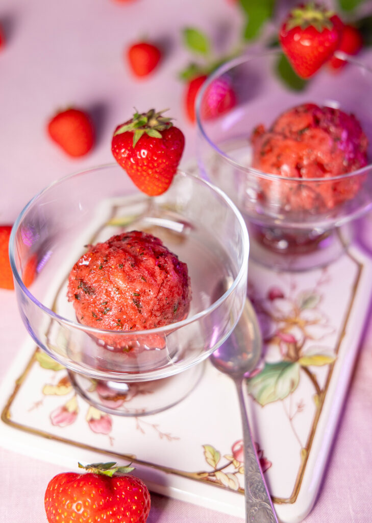 Erdbeer-Zitronenmelisse-Sorbet - die fruchtige Sommererfrischung