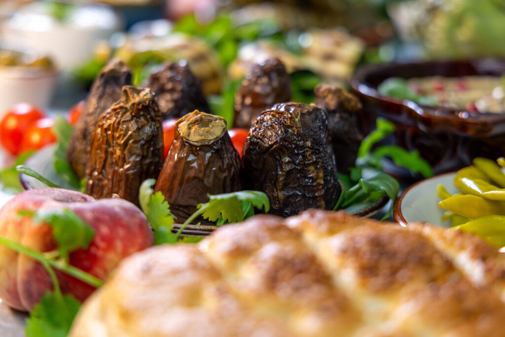 Gefüllte getrocknete Auberginen sind lecker als Hauptgericht, als Beilage, auf der Mezze-Platte, für ein Outdoor-Picknick, als Beilage zum Grillen oder als Teil eines Buffets