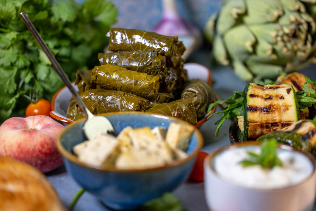 Vegane mit knusprigen Pinienkernen und aromatischem, würzigen Reis gefüllte Weinblätter. Vegan.