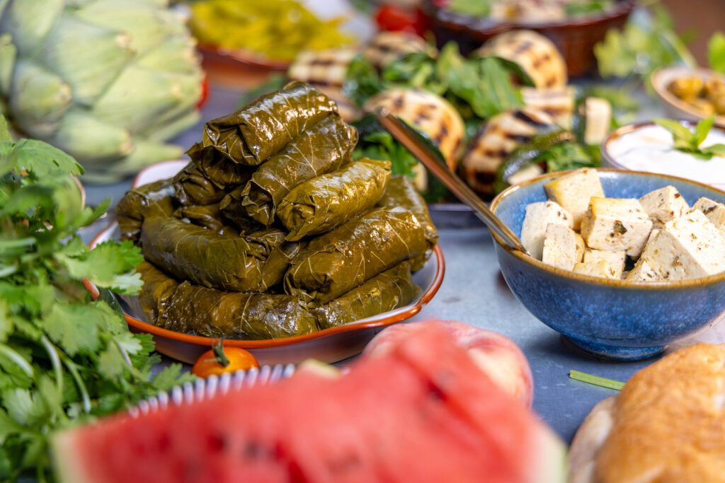 Gefüllte Weinblätter auf einem Tisch voller, leckerer Mezze