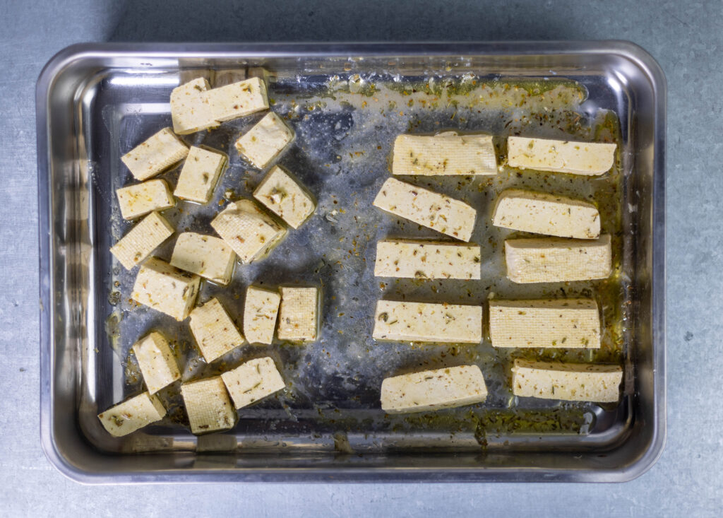 1. Als erstes bereite ich den selsbtgemachten veganen Veta vor. Hier in der würzigen Marinade, bereit für den Ofen.