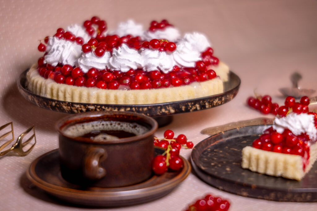 Einfacher Johannisbeerkuchen mit Biskuit und Tortenguss - vegan