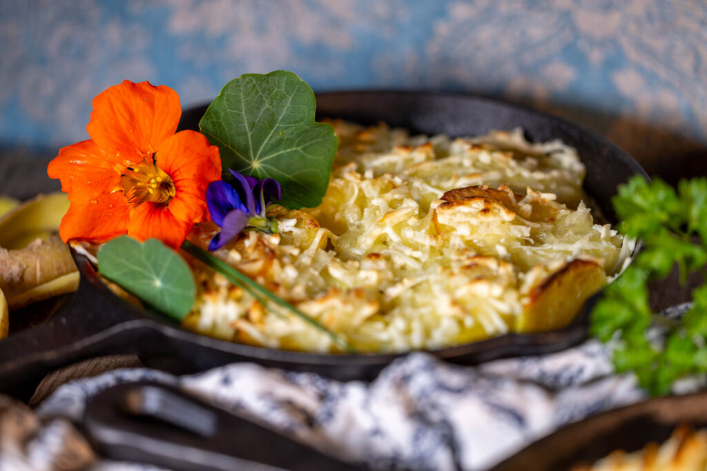 Mit nur 5 Zutaten, plus Gewürzen, ist dieses Rezept das wohl einfachste vegane Kartoffelgratin.