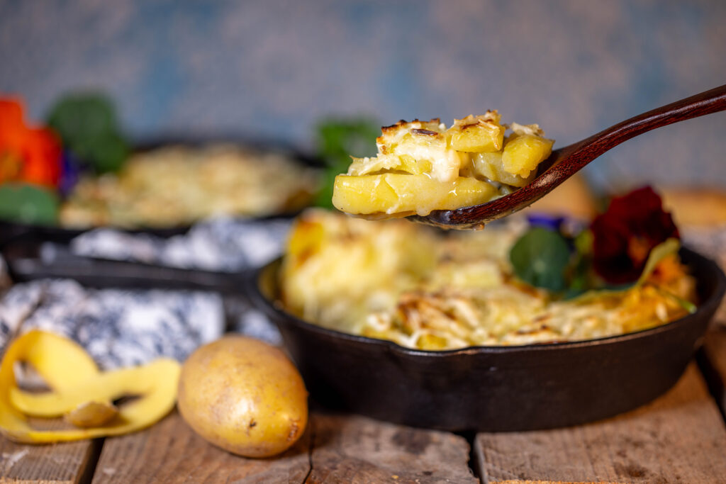 Da ich dieses Rezept möglichst schnell und einfach halten wollte, gare ich die Kartoffelscheiben kurz in ihrer Sauce vor.