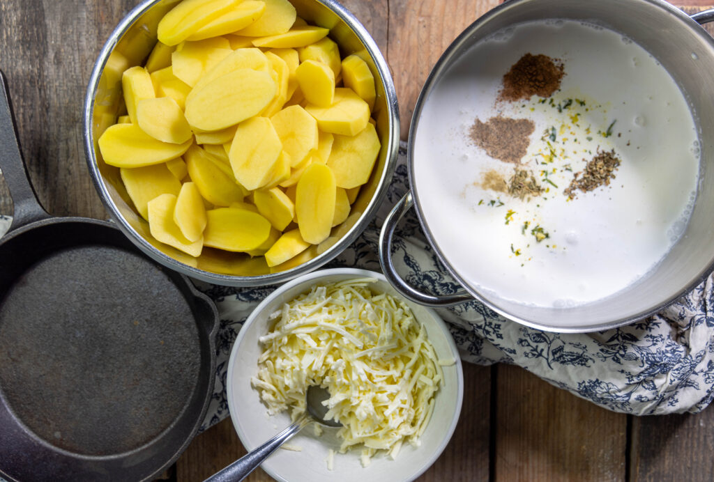 3. Den veganen Reibekäse mit etwas Sahne verrühren und die vegane Sahne und Sojamilch mit den Geüwrzen verrühren.