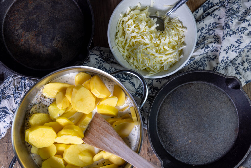4. Die Kartoffeln für einige Minuten in der veganen, gewürzten Sahne vorgaren.
