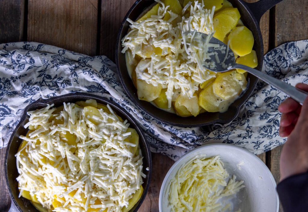 5. Den veganen Käse über das Kartoffelgratin geben.