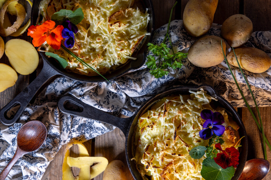 Bei meinem veganen Kartoffelgratin orientiere ich mich an dieser einfachsten Version eines Kartoffelauflaufs, dem Gratin Dauphinois.