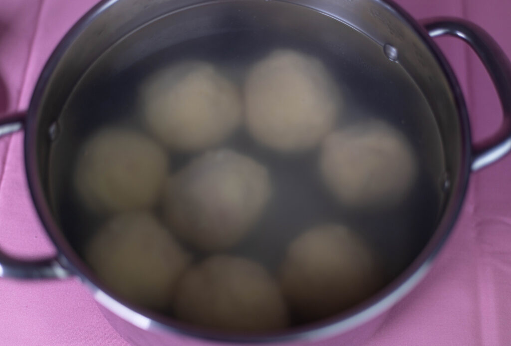 10. Die Marillenknödel werden in siedendem Wasser gegart. (Sorry für das Foto, vom Dampf war wohl die Linse beschlagen.)