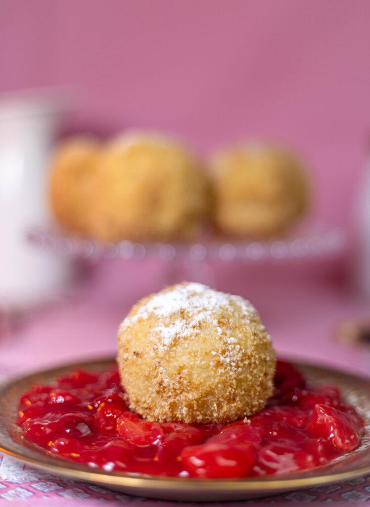 Man kann die Aprikosensaison kaum besser genießen als mit diesem veganen, schmackhaften Rezept für Marillenknödel.
