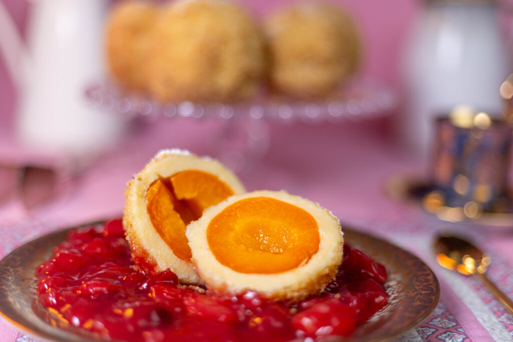 Aprikosenknödel wecken Erinnerungen an sonnige Sommertage und einen leckeren, traditionellen Hüttenschmaus beim Wandern in den Bergen.