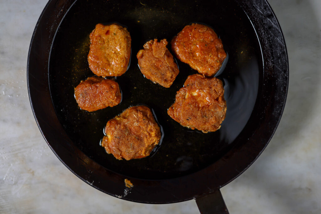 7. Braten der Nuggets in reichlich Öl.