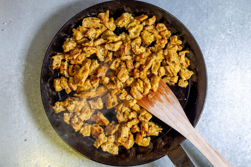 6. In einer zweiten Pfanne wird das Seitan Chicken gut durchgebraten.