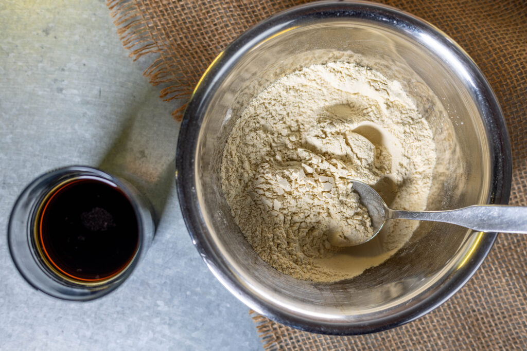 2. Das Seitan-Fix wird mit den trockenen Gewürzen vermengt und dann nach und nach mit dem Wasser mit Sojasauce verknetet.