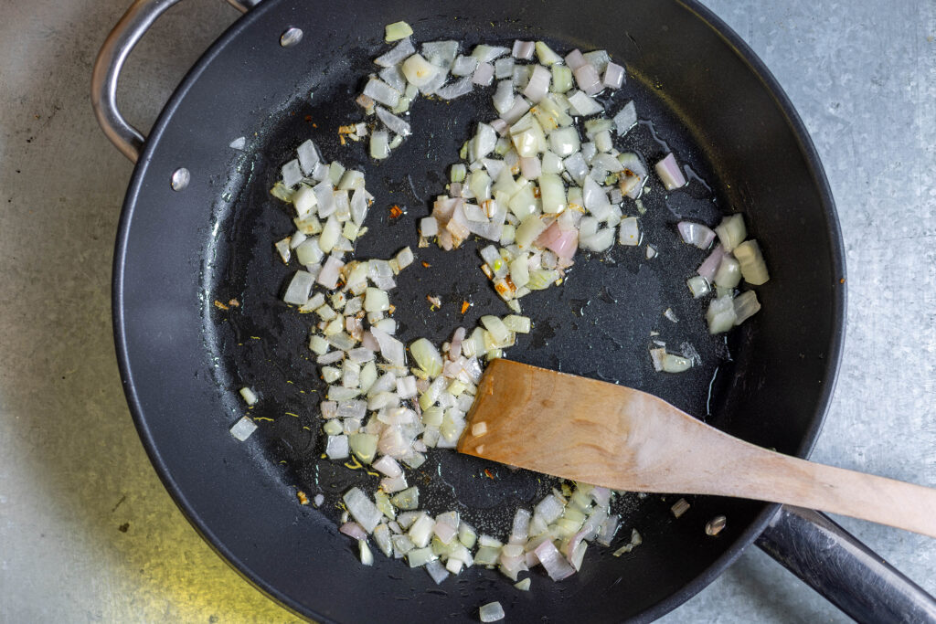 2. Zuerst werden Zwiebel und Schalotte angebraten.