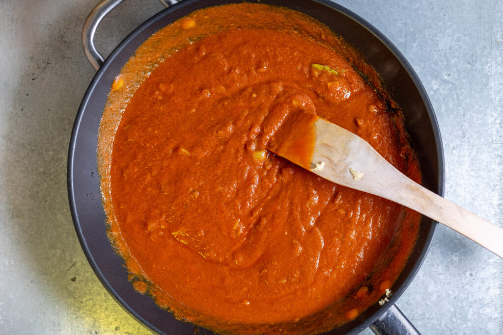 4. Dann werden auch die passierten Tomaten mitgegart.
